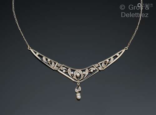 Collier « Draperie » en or gris, orné d’un motif central art...