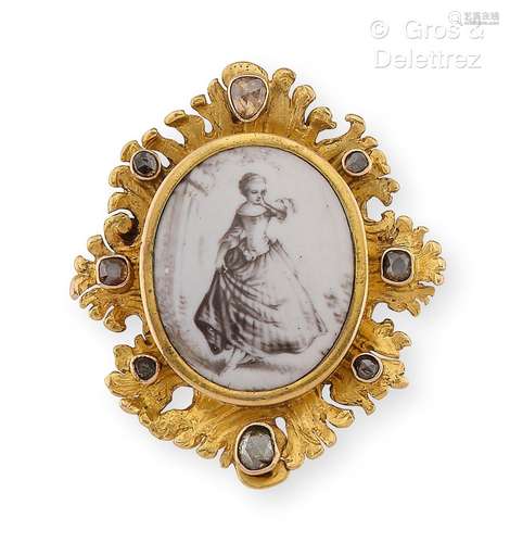 Broche en or jaune ciselé à décor de palmettes, ornée d’une ...