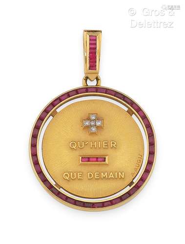 Pendentif en or jaune « + qu’hier et - que demain », serti d...