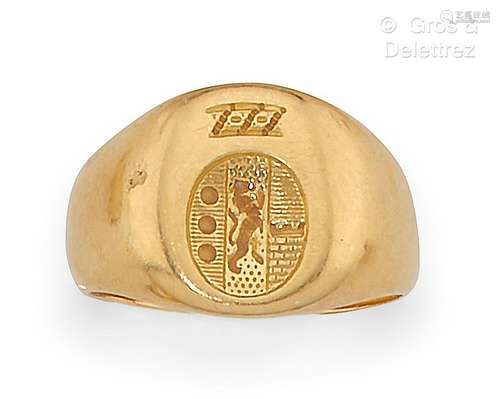 Bague « Chevalière » en or jaune, gravée d’armoiries. Tour d...