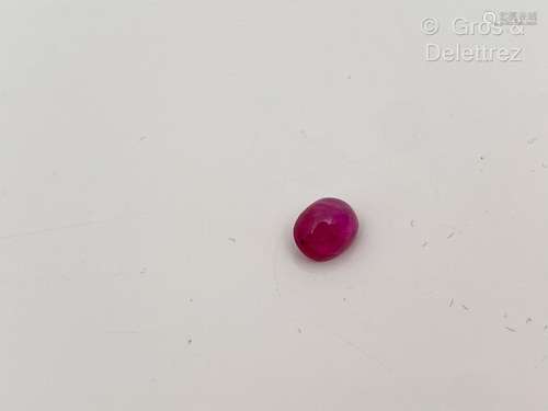 Rubis rose de forme cabochon.  Poids : 2,55 carats.