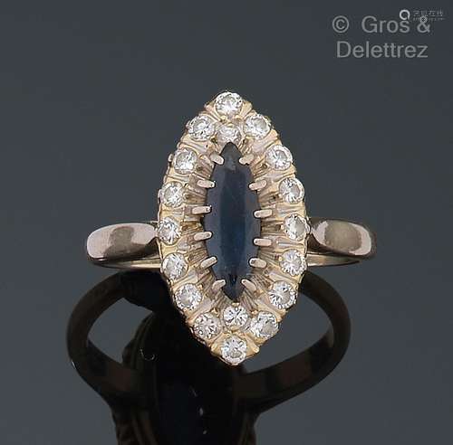 Bague « Navette » en or gris rhodié, ornée d’un saphir dans ...