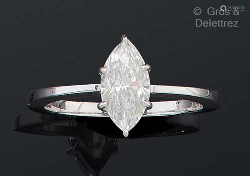 Bague « Solitaire » en or gris, ornée d’un diamant navette. ...