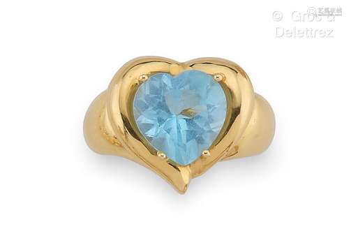 Bague en or jaune, ornée d’une topaze bleue de forme cœur. T...