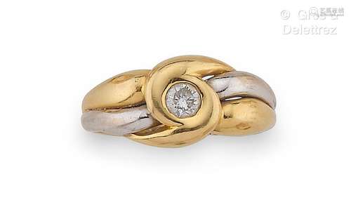 Bague en or gris et jaune, formant un ruban retenant un diam...