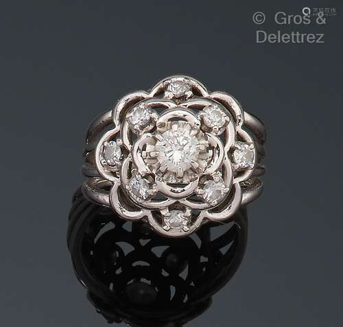 Bague en or gris, formant une fleur ponctuée de diamants tai...