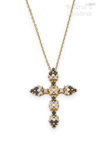 Croix en or jaune (14K), sertie de diamants taillés en brill...