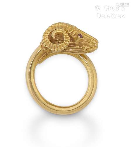 Bague en or jaune, composée d’un anneau terminé par une tête...