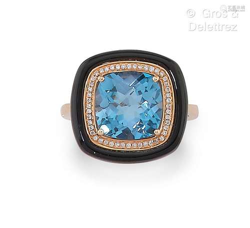 Bague en or rose, ornée d’une topaze de forme coussin dans u...