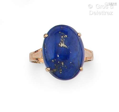 Bague en or jaune (14K), ornée d’un cabochon de lapis-lazuli...