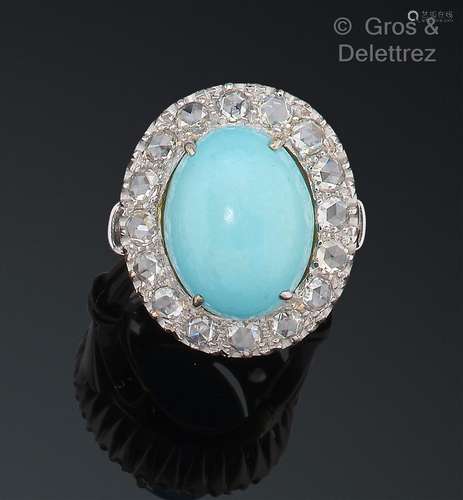 Bague en or gris, ornée d’un cabochon de turquoise recomposé...