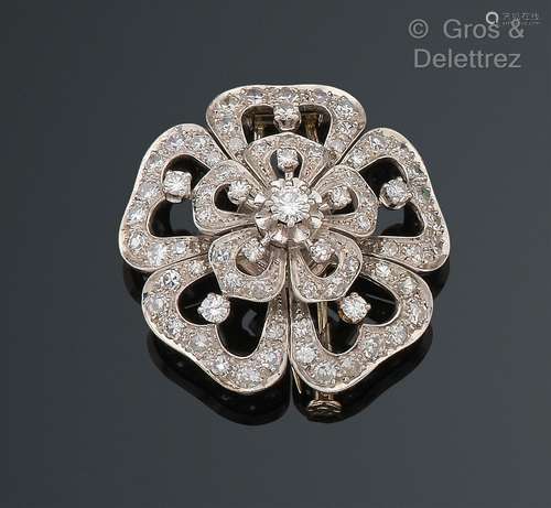 Broche « Fleur » en or gris et platine ajouré, entièrement s...