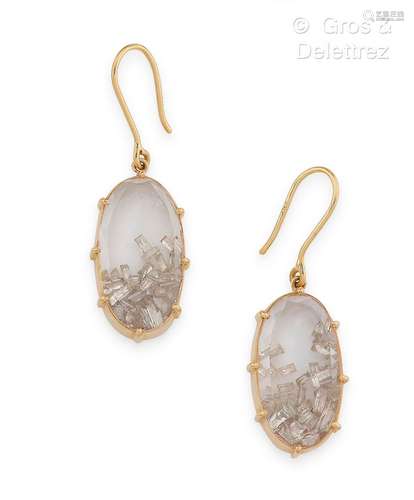 Paire de pendants d’oreilles en or jaune, retenant des diama...