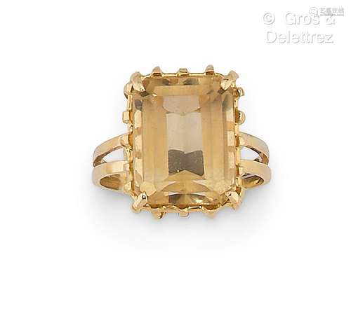 Bague en or jaune, ornée d’une citrine rectangulaire. La gal...