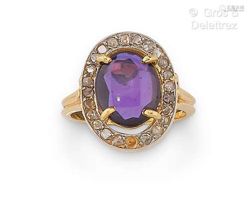 Bague en or jaune, ornée d’une pierre violette en cabochon d...