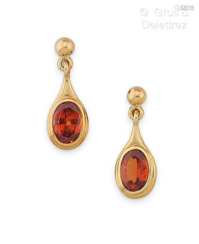 Paire de pendants d’oreilles de forme poire en or jaune, orn...