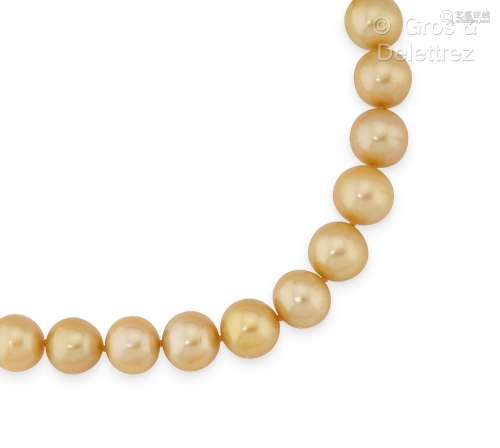 Collier composé d’une légère chute de perles « Gold » des Me...