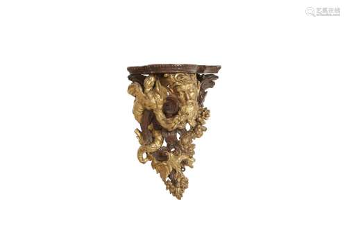 A GEORGE II GRAINED WOOD AND PARCEL-GILT WALL BRACKET
