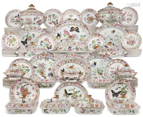A LARGE CHINESE EXPORT PORCELAIN 'CANTON FAMILLE ROSE...