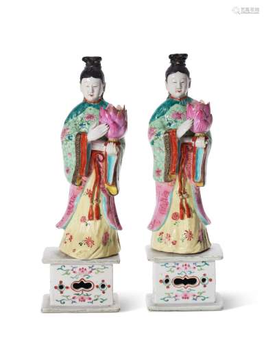 A PAIR OF CHINESE EXPORT PORCELAIN FAMILLE ROSE COURT LADY C...