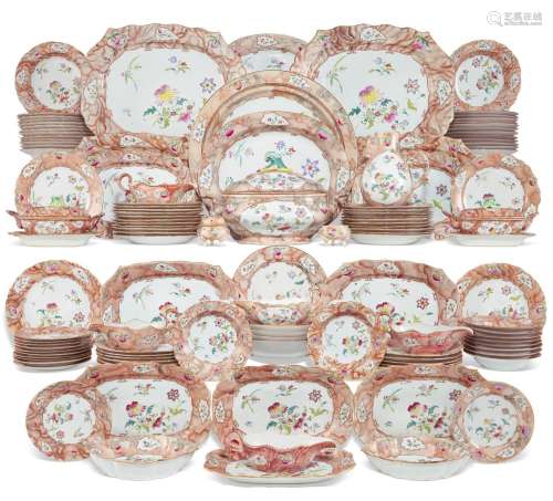 A CHINESE EXPORT PORCELAIN FAMILLE ROSE AND 'FAUX MARBRE...