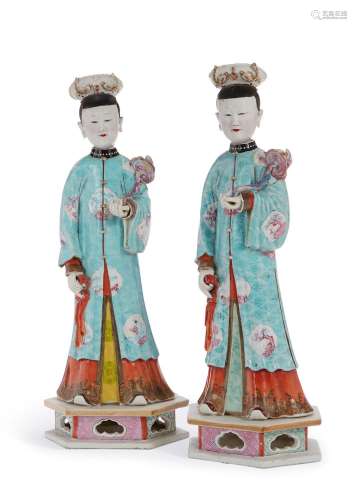 A LARGE PAIR OF CHINESE EXPORT PORCELAIN NODDING HEAD LADIES