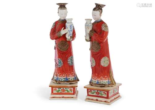 A PAIR OF CHINESE EXPORT PORCELAIN NODDING HEAD LADIES