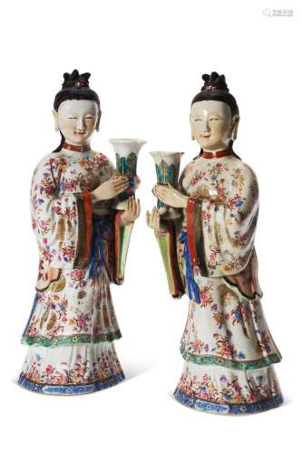 A LARGE PAIR OF CHINESE EXPORT PORCELAIN FIGURAL COURT LADY ...