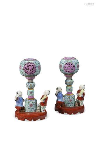 A PAIR OF CHINESE TURQUOISE-GROUND FAMILLE ROSE HAT STANDS