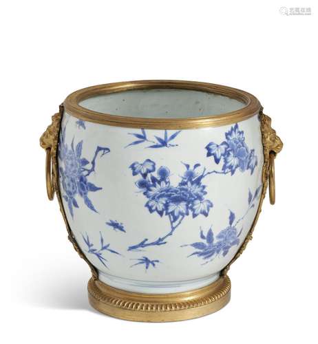 A REGENCE ORMOLU-MOUNTED CHINESE BLUE AND WHITE PORCELAIN CA...