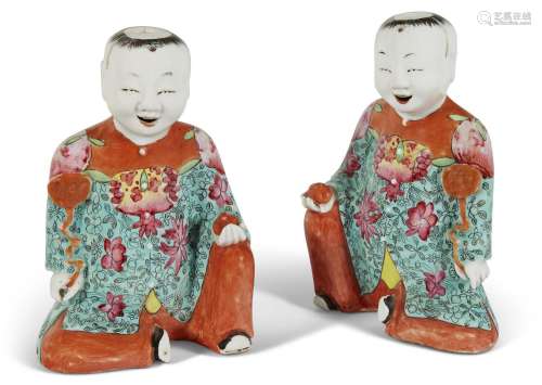 A PAIR OF CHINESE EXPORT PORCELAIN FAMILLE ROSE FIGURES OF S...