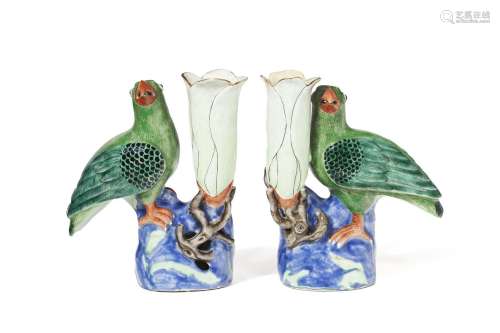 A PAIR OF CHINESE EXPORT PORCELAIN BIRD VASES
