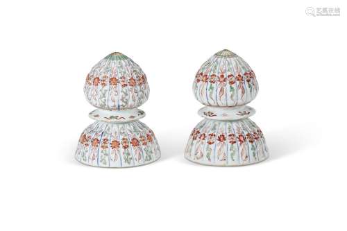 A PAIR OF CHINESE EXPORT PORCELAIN 'INDIAN MARKET' C...