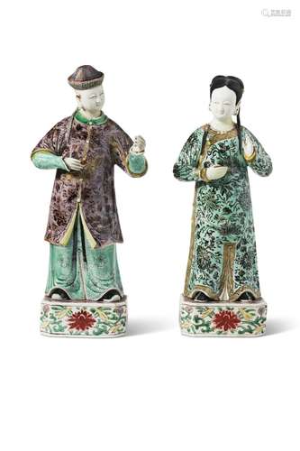 A PAIR OF CHINESE EXPORT PORCELAIN FAMILLE VERTE FIGURES OF ...