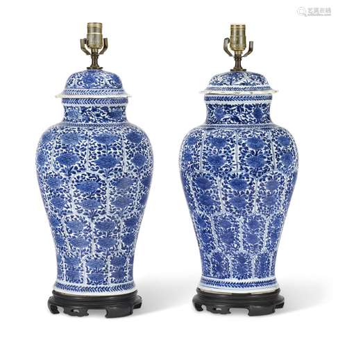 A PAIR OF CHINESE EXPORT BLUE AND WHITE PORCELAIN VASES AND ...