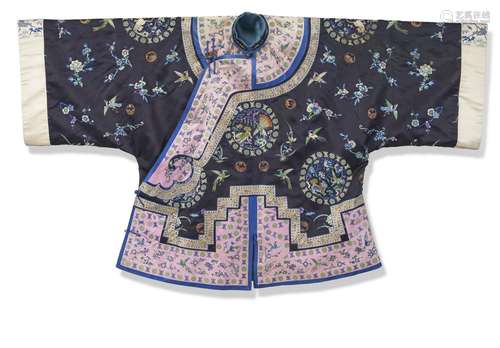 A CHINESE EMBROIDERED SILK SHORT ROBE