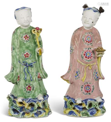 A PAIR OF CHINESE EXPORT PORCELAIN FAMILLE ROSE FIGURES