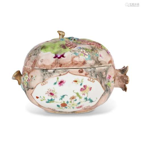 A CHINESE EXPORT PORCELAIN FAMILLE ROSE AND 'FAUX MARBRE...