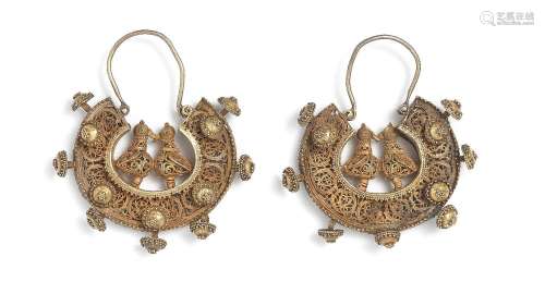 【R】A pair of Seljuk filigree gold earrings Persia, 12th Cent...