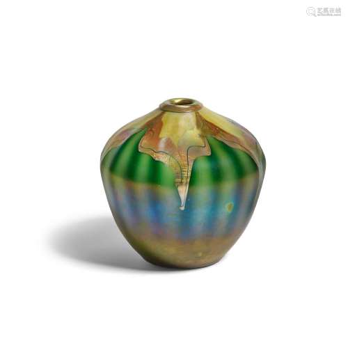 TIFFANY STUDIOS (1899-1930) Vase1904decorated Favrile glass,...