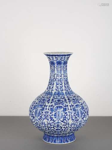 Chinees Qing Blue and White Vase