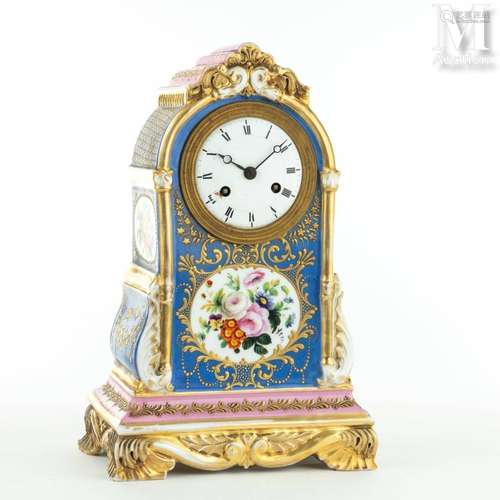 Pendule borne en porcelaine peinte