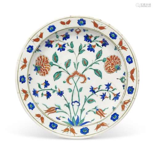 AN IZNIK POTTERY DISH OTTOMAN TURKEY, CIRCA 1580