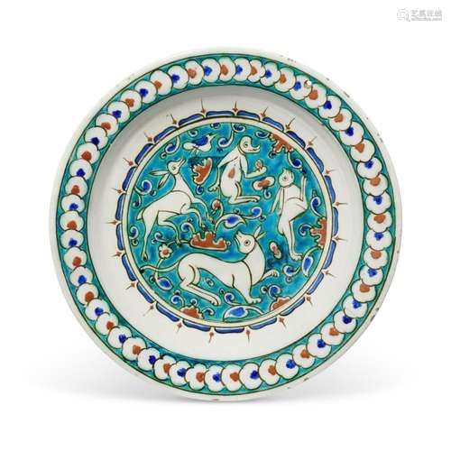 AN IZNIK POTTERY DISH OTTOMAN TURKEY, CIRCA 1590