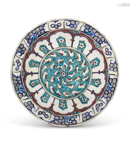 AN IZNIK POTTERY DISH OTTOMAN TURKEY, CIRCA 1600