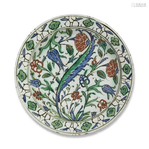 AN IZNIK POTTERY DISH OTTOMAN TURKEY, FIRST HALF 17TH CENTUR...