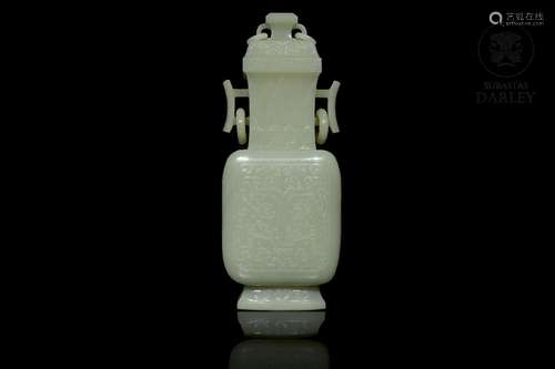 "Hu" jade carved vase, Qing dynasty