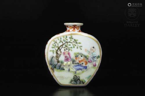 Porcelain Snuff bottle, famille rose enameled, Qianlong mark