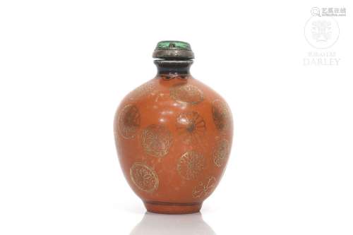 An iron-red and gold enameled snuff bottle, "Ju ren tan...
