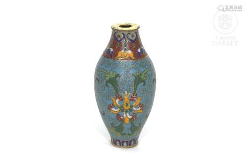 A cloisonne enamel snuff bottle with lotuses, Qing dynasty